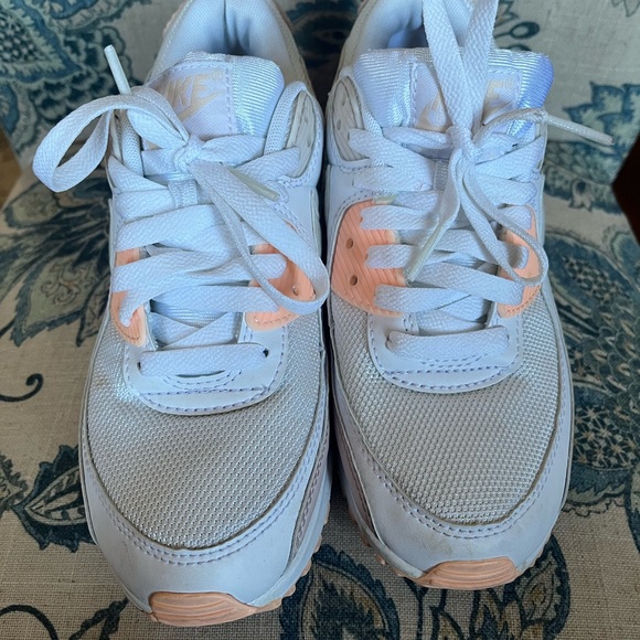 Women’s Nike Air Max - Picture 3 of 4